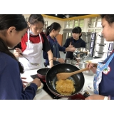 家庭科の授業（お好み焼きづくり）