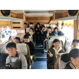 移動中のバスの車内