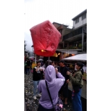想いを込めて上空へ