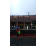 九份近くの駅から再度バスへ乗車（激しい雨）