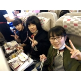 機内食を味わっています