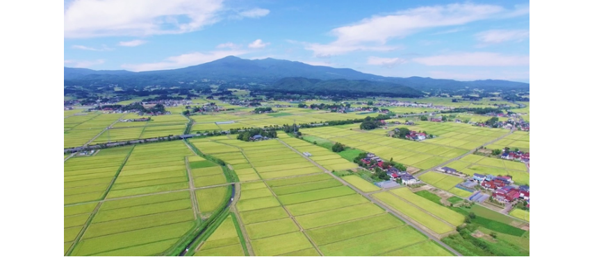 安達太良山と田園風景